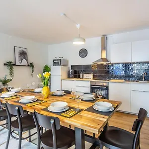 3 Bedroom In Great Location - Unit 4 Apartment Hamburg